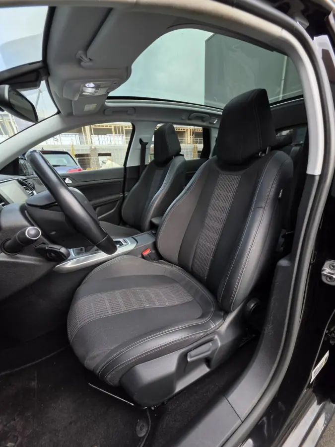 1.2 PureTech Blue Lease Premium Trekhaak/360/Carplay/Lane/Dak/Cruise/Dode/Leder/DAB/Navi/Pano/