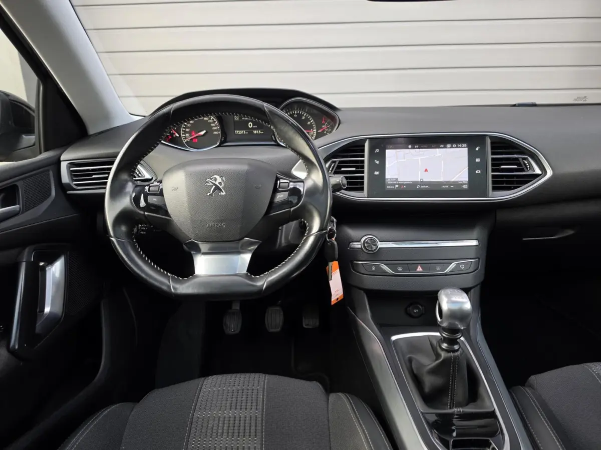 1.2 PureTech Blue Lease Premium Trekhaak/360/Carplay/Lane/Dak/Cruise/Dode/Leder/DAB/Navi/Pano/