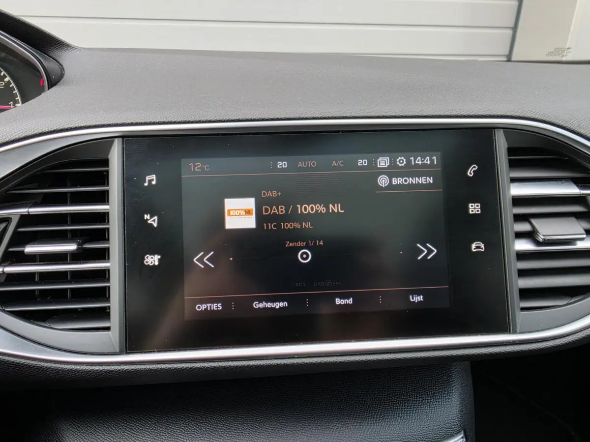 1.2 PureTech Blue Lease Premium Trekhaak/360/Carplay/Lane/Dak/Cruise/Dode/Leder/DAB/Navi/Pano/