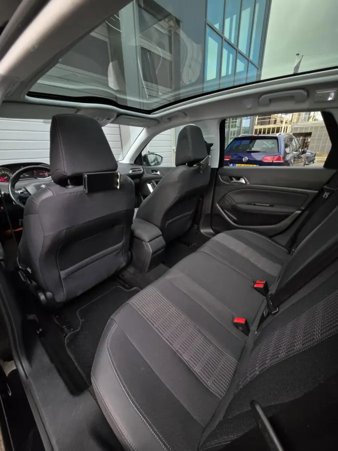 1.2 PureTech Blue Lease Premium Trekhaak/360/Carplay/Lane/Dak/Cruise/Dode/Leder/DAB/Navi/Pano/
