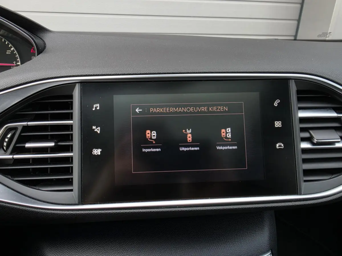 1.2 PureTech Blue Lease Premium Trekhaak/360/Carplay/Lane/Dak/Cruise/Dode/Leder/DAB/Navi/Pano/