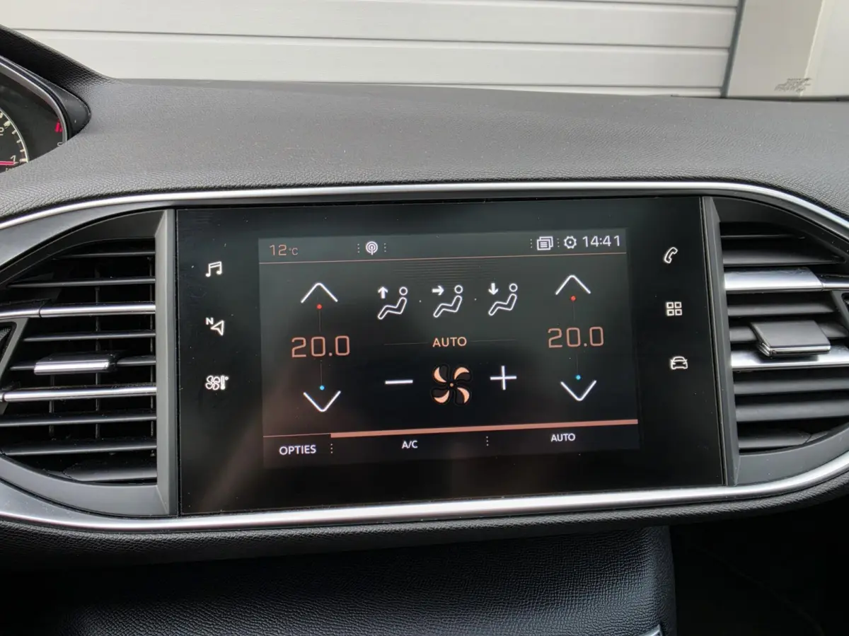 1.2 PureTech Blue Lease Premium Trekhaak/360/Carplay/Lane/Dak/Cruise/Dode/Leder/DAB/Navi/Pano/