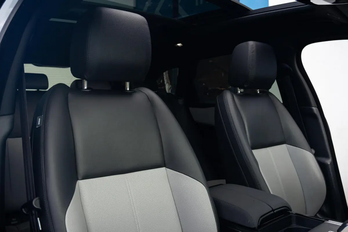 P400e Hybride AWD R-Dynamic HSE|1 Eig|Org NL NAP|FaceLift|Panoramadak|Meridian|CarPlay|Leder Bi-Color|Arroios Grey|Dealer Onderhouden
