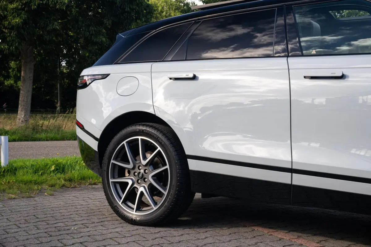 P400e Hybride AWD R-Dynamic HSE|1 Eig|Org NL NAP|FaceLift|Panoramadak|Meridian|CarPlay|Leder Bi-Color|Arroios Grey|Dealer Onderhouden