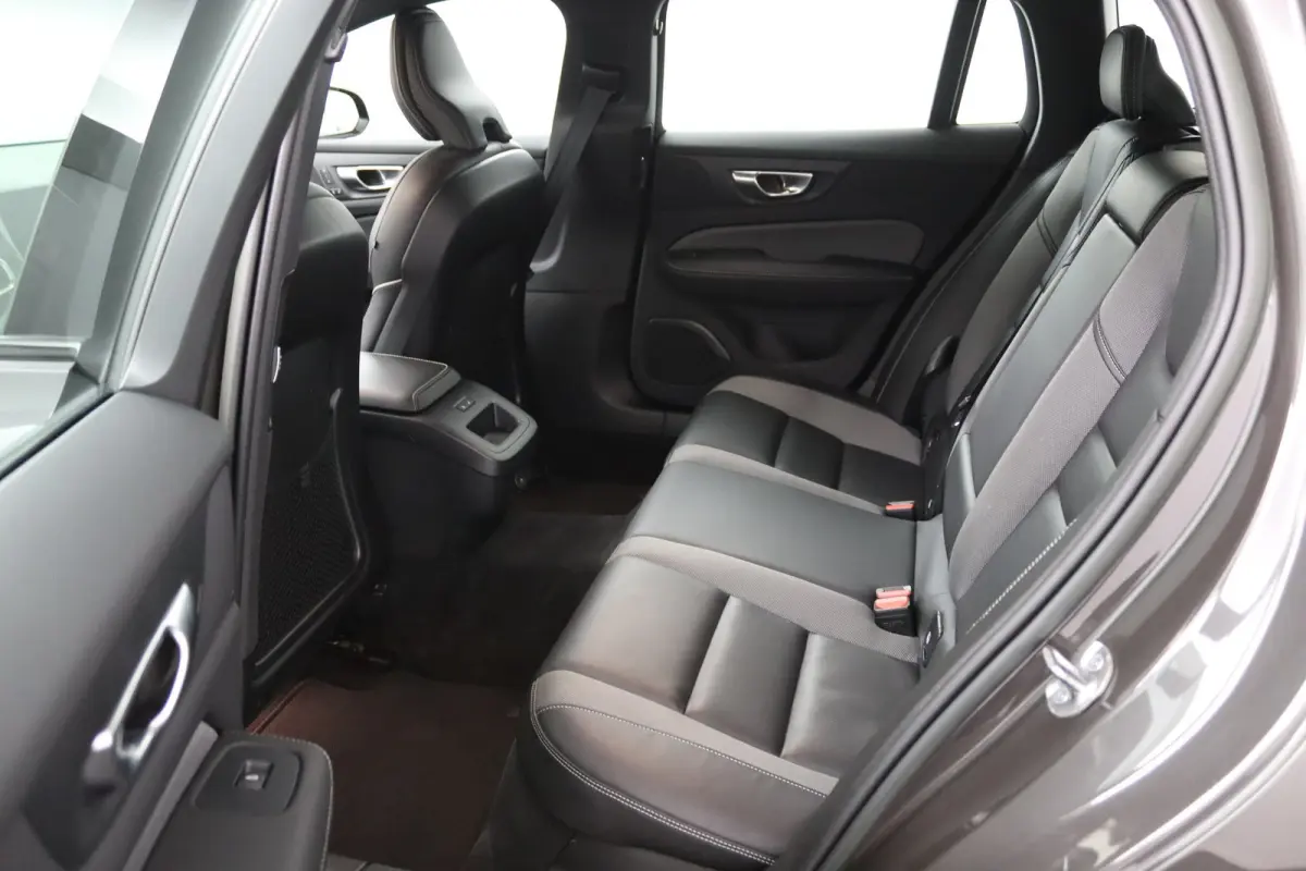 2.0 B4 Plus Dark | Trekhaak | Sportstoelen | 19 Inch | Stoelverwarming | Keyless | Elek. Stoelen | Camera