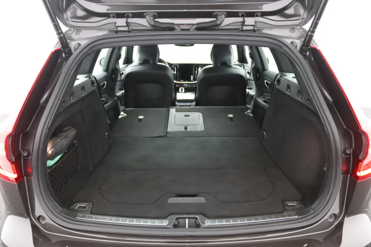 2.0 B4 Plus Dark | Trekhaak | Sportstoelen | 19 Inch | Stoelverwarming | Keyless | Elek. Stoelen | Camera
