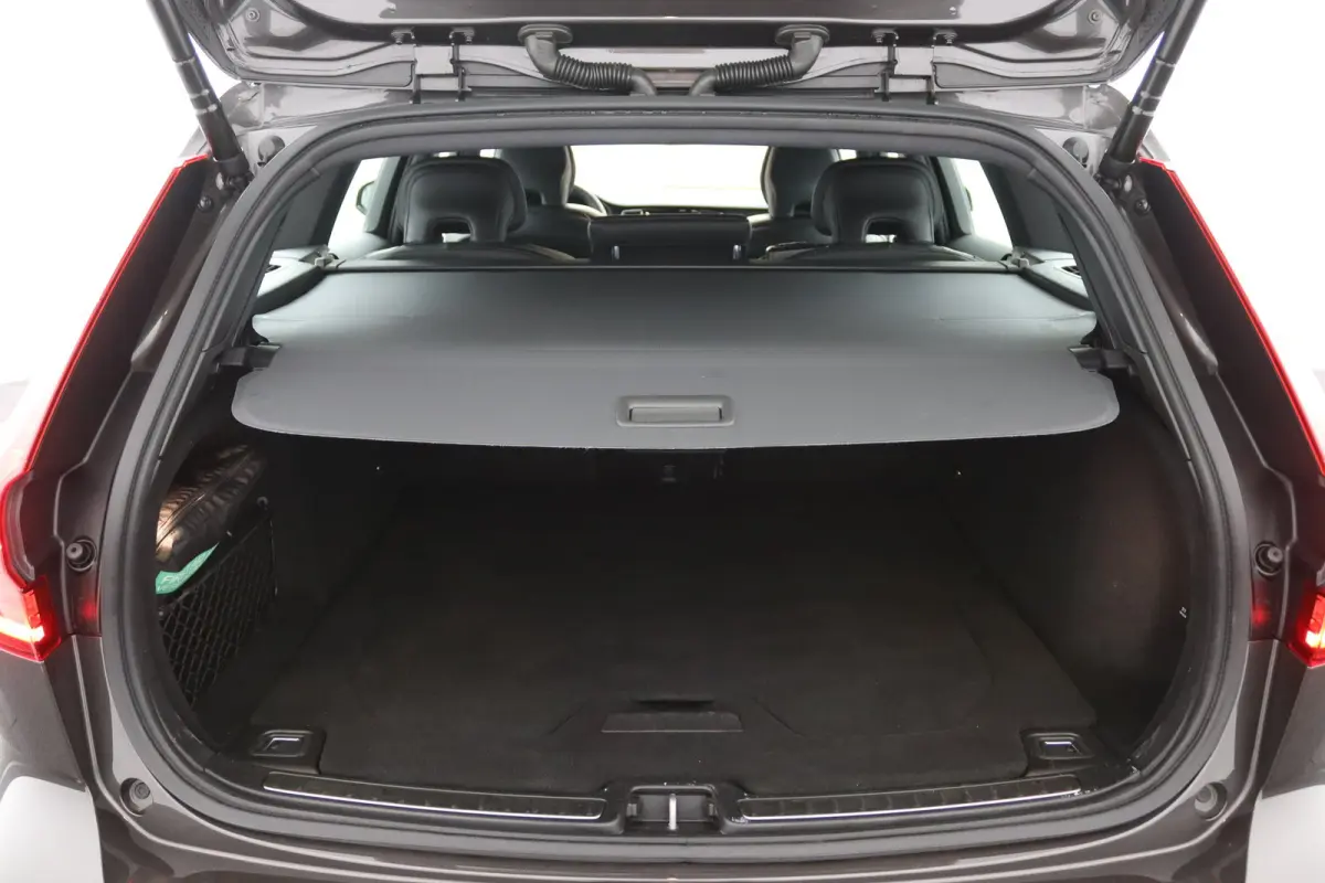 2.0 B4 Plus Dark | Trekhaak | Sportstoelen | 19 Inch | Stoelverwarming | Keyless | Elek. Stoelen | Camera