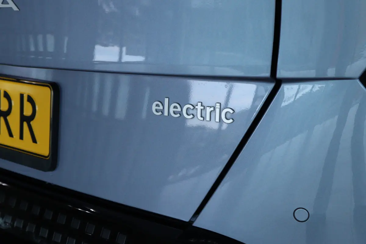 Premium 65.4 kWh | Achterspoiler | Achterstoelen verwarmd | Achteruitrijcamera