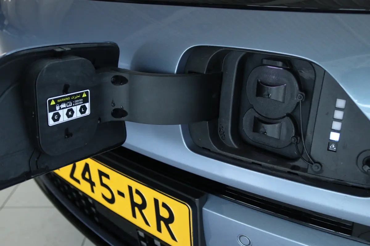 Premium 65.4 kWh | Achterspoiler | Achterstoelen verwarmd | Achteruitrijcamera