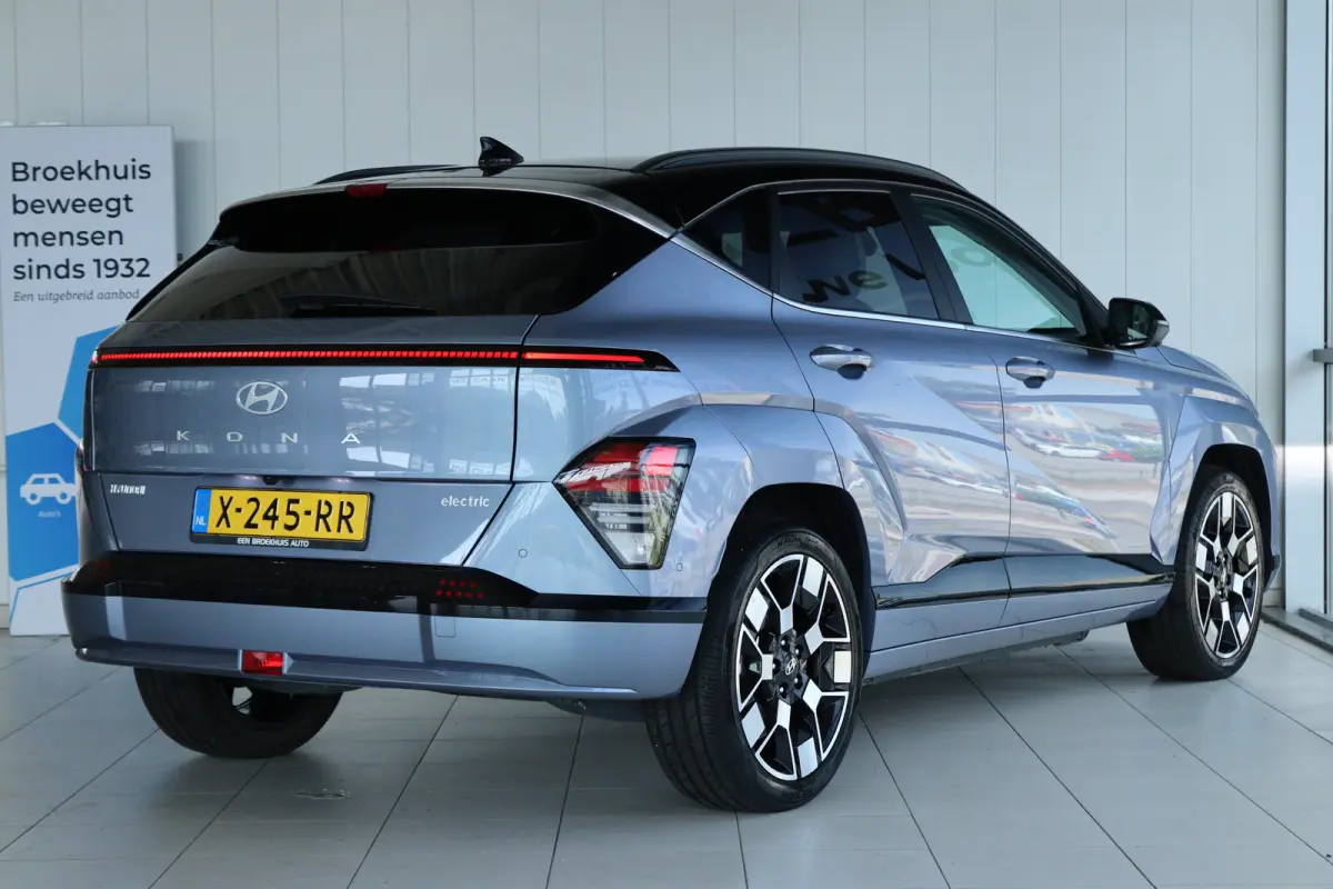Premium 65.4 kWh | Achterspoiler | Achterstoelen verwarmd | Achteruitrijcamera