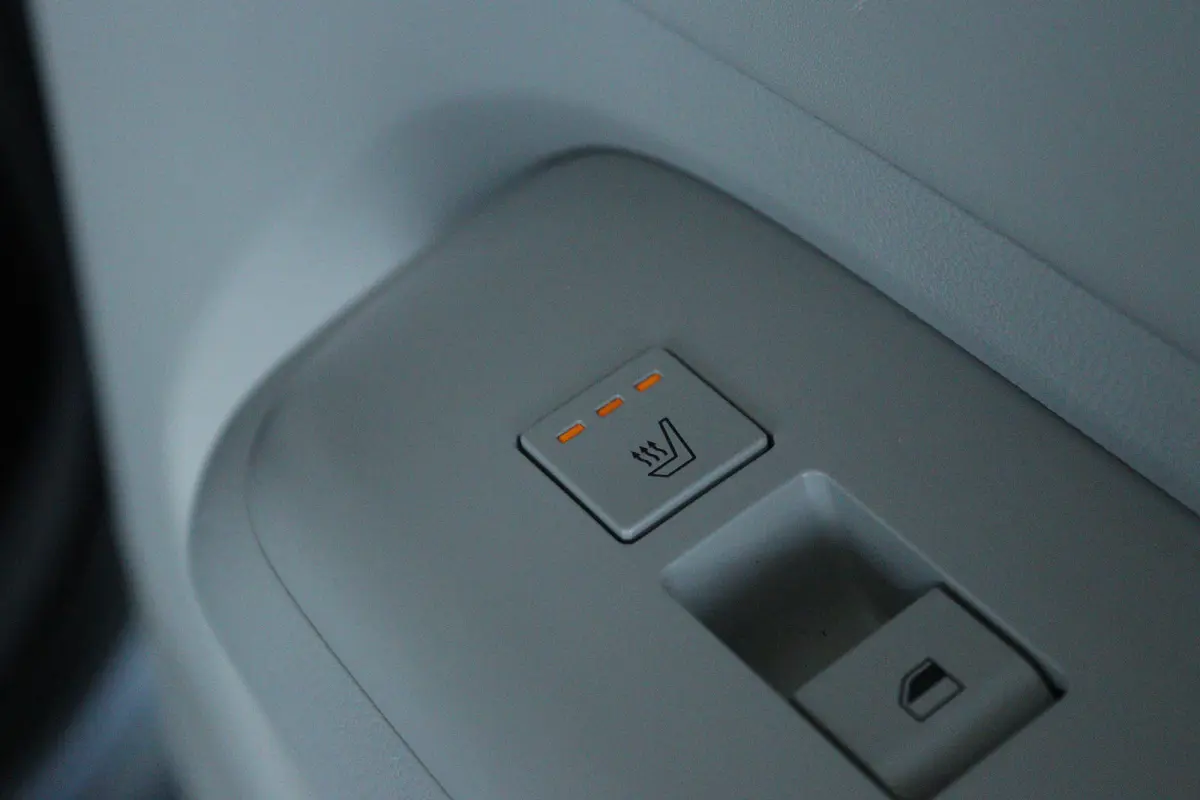 Premium 65.4 kWh | Achterspoiler | Achterstoelen verwarmd | Achteruitrijcamera