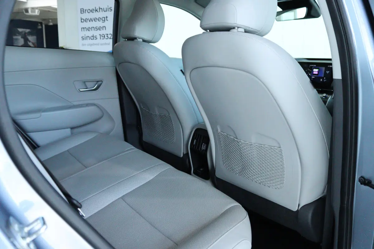 Premium 65.4 kWh | Achterspoiler | Achterstoelen verwarmd | Achteruitrijcamera