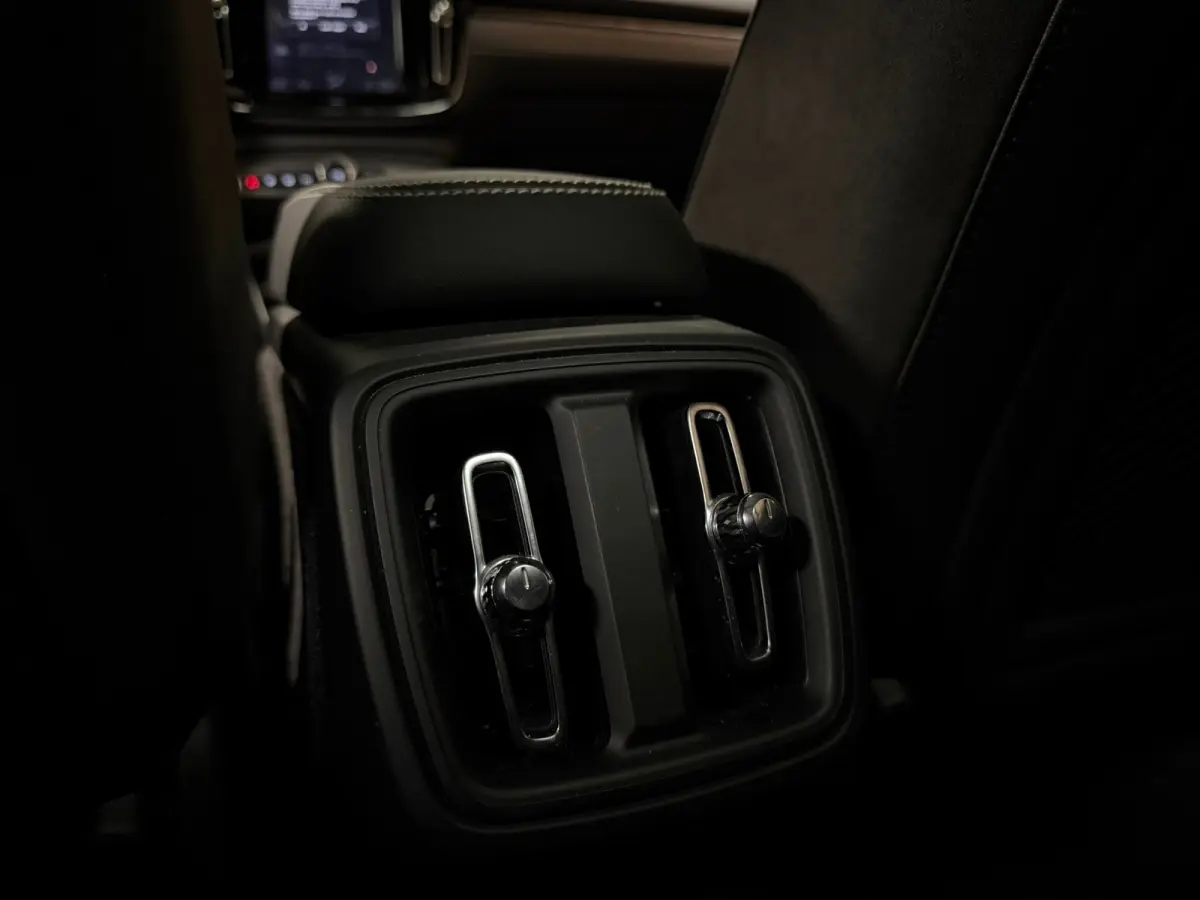 T2 Aut. R-Design Luxury | Vol! | Trekhaak | Schuifdak | 360 Camera | Harman Kardon | All Season banden | Adaptieve Cruise Control | Pilot Assist | Bestuurdersstoel elektrisch geheugen | Stoe