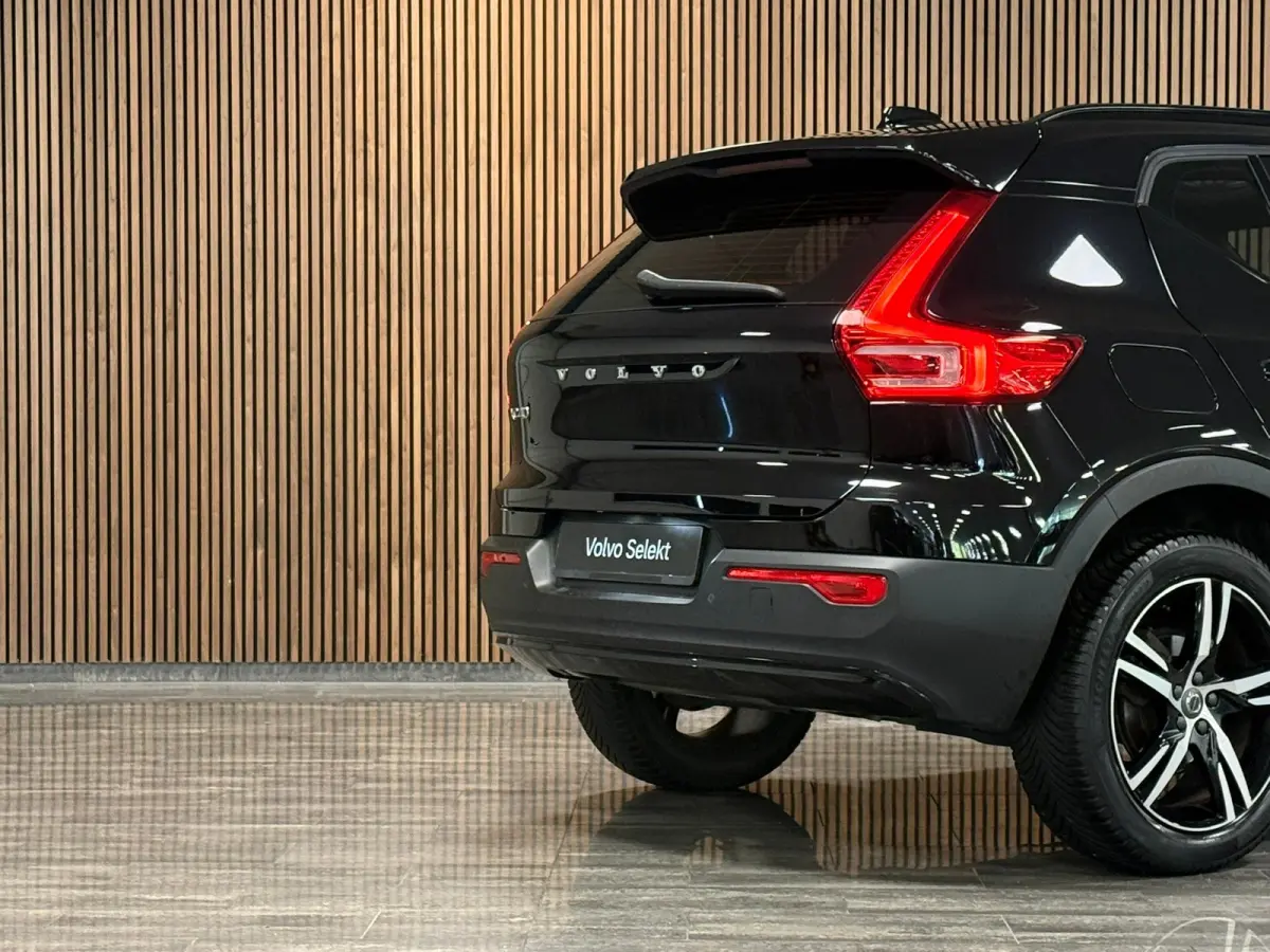 T2 Aut. R-Design Luxury | Vol! | Trekhaak | Schuifdak | 360 Camera | Harman Kardon | All Season banden | Adaptieve Cruise Control | Pilot Assist | Bestuurdersstoel elektrisch geheugen | Stoe