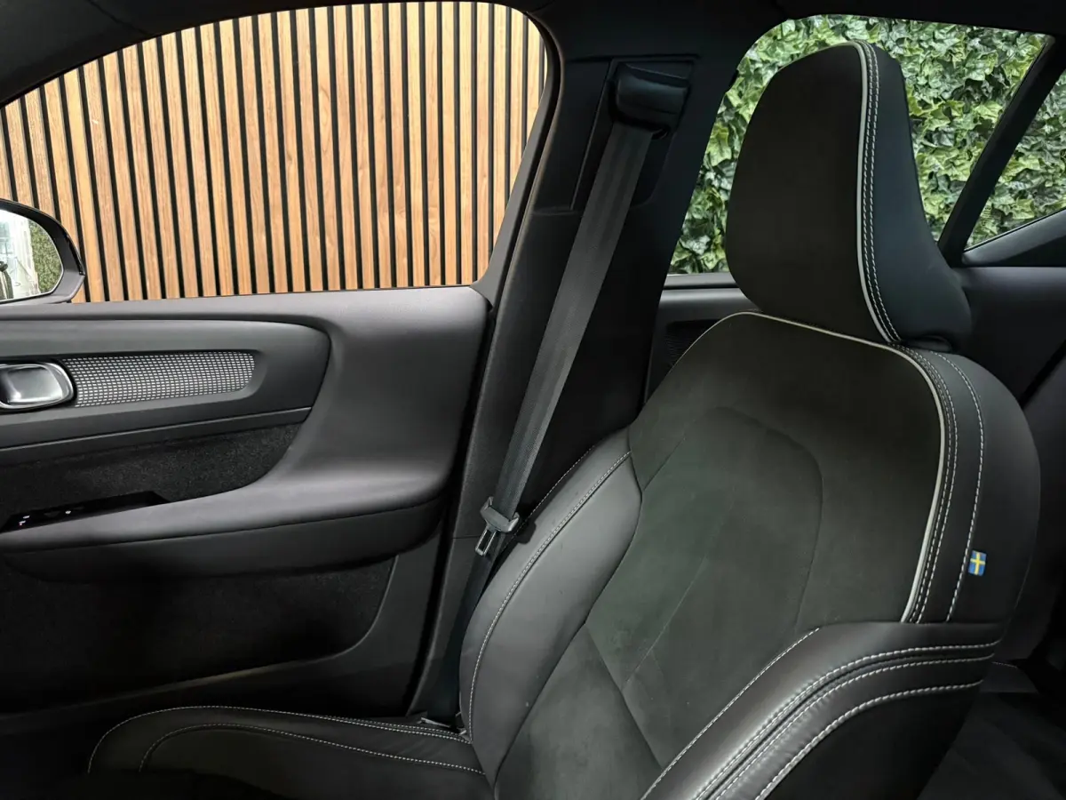 T2 Aut. R-Design Luxury | Vol! | Trekhaak | Schuifdak | 360 Camera | Harman Kardon | All Season banden | Adaptieve Cruise Control | Pilot Assist | Bestuurdersstoel elektrisch geheugen | Stoe