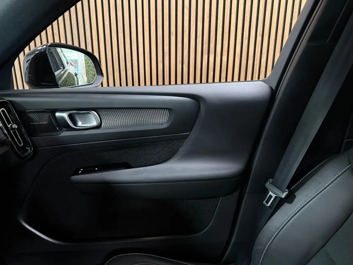 T2 Aut. R-Design Luxury | Vol! | Trekhaak | Schuifdak | 360 Camera | Harman Kardon | All Season banden | Adaptieve Cruise Control | Pilot Assist | Bestuurdersstoel elektrisch geheugen | Stoe