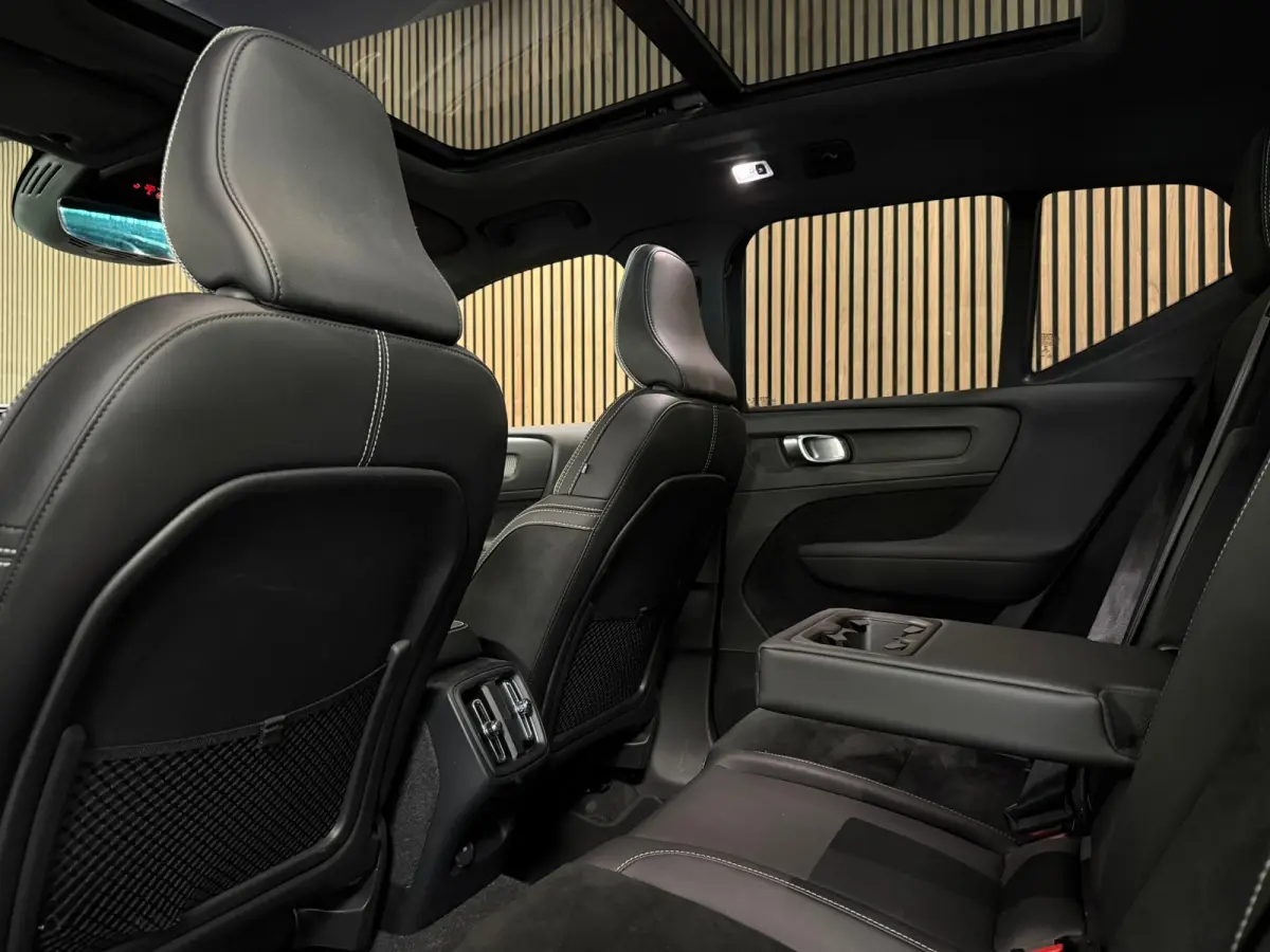 T2 Aut. R-Design Luxury | Vol! | Trekhaak | Schuifdak | 360 Camera | Harman Kardon | All Season banden | Adaptieve Cruise Control | Pilot Assist | Bestuurdersstoel elektrisch geheugen | Stoe
