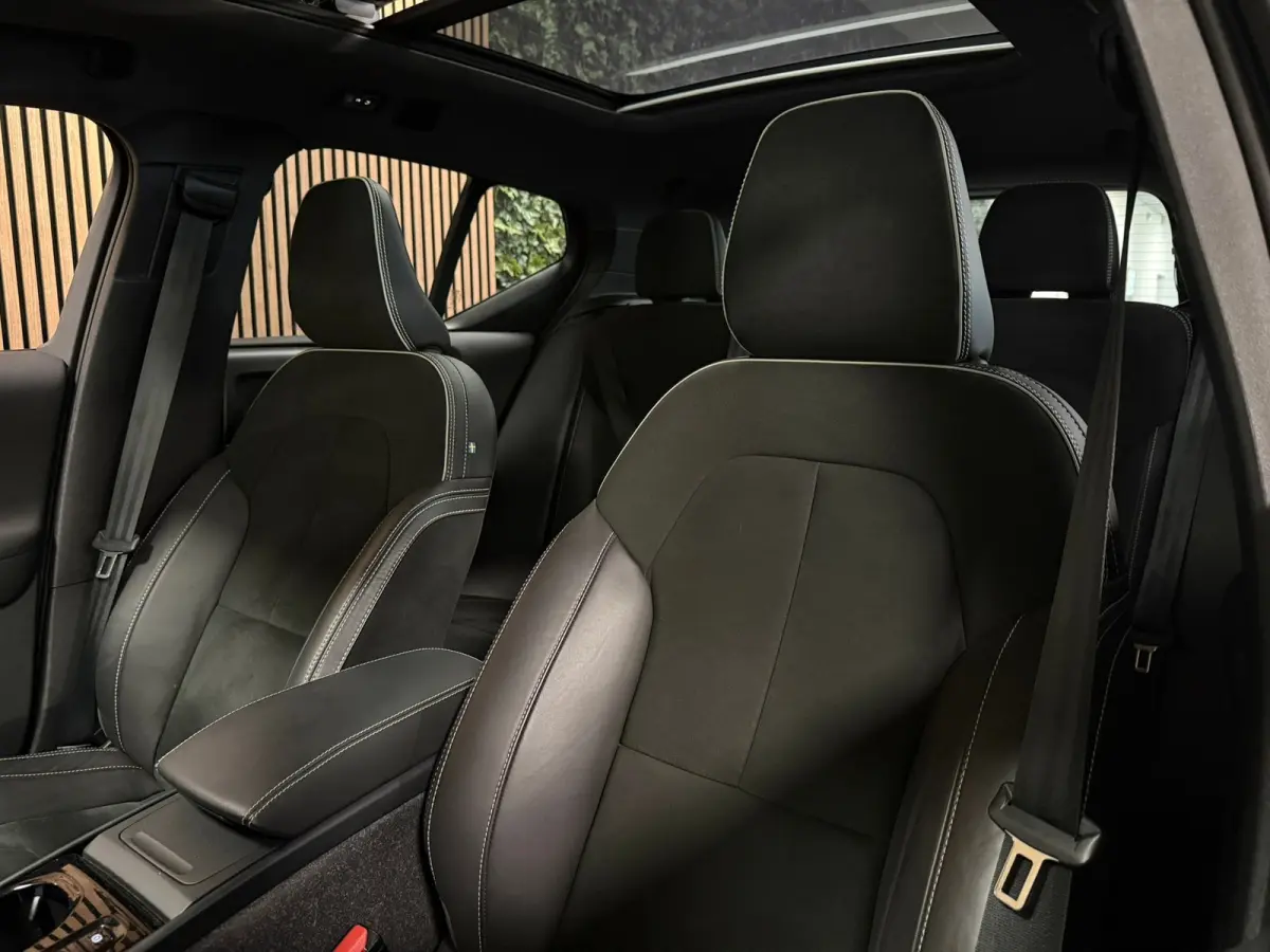 T2 Aut. R-Design Luxury | Vol! | Trekhaak | Schuifdak | 360 Camera | Harman Kardon | All Season banden | Adaptieve Cruise Control | Pilot Assist | Bestuurdersstoel elektrisch geheugen | Stoe