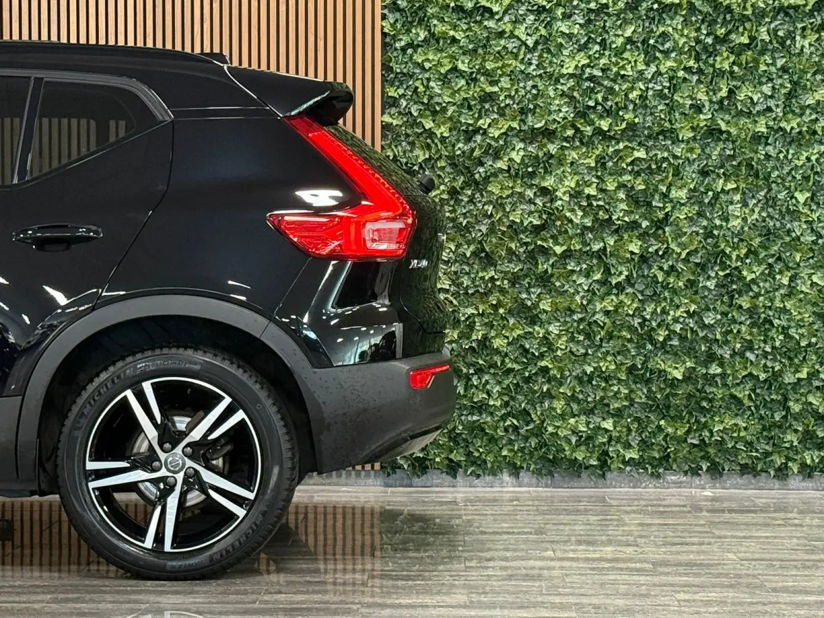 T2 Aut. R-Design Luxury | Vol! | Trekhaak | Schuifdak | 360 Camera | Harman Kardon | All Season banden | Adaptieve Cruise Control | Pilot Assist | Bestuurdersstoel elektrisch geheugen | Stoe