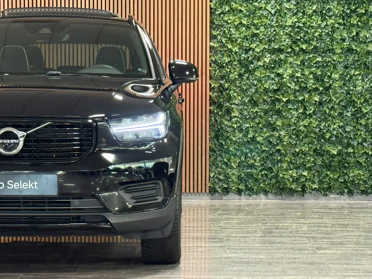 T2 Aut. R-Design Luxury | Vol! | Trekhaak | Schuifdak | 360 Camera | Harman Kardon | All Season banden | Adaptieve Cruise Control | Pilot Assist | Bestuurdersstoel elektrisch geheugen | Stoe