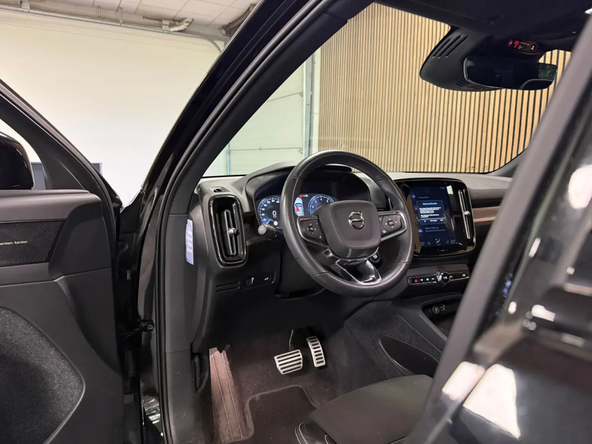 T2 Aut. R-Design Luxury | Vol! | Trekhaak | Schuifdak | 360 Camera | Harman Kardon | All Season banden | Adaptieve Cruise Control | Pilot Assist | Bestuurdersstoel elektrisch geheugen | Stoe