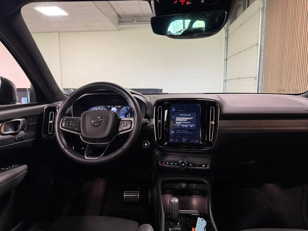 T2 Aut. R-Design Luxury | Vol! | Trekhaak | Schuifdak | 360 Camera | Harman Kardon | All Season banden | Adaptieve Cruise Control | Pilot Assist | Bestuurdersstoel elektrisch geheugen | Stoe
