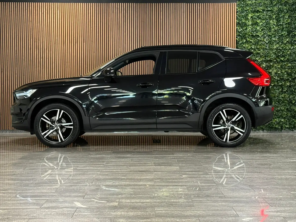 T2 Aut. R-Design Luxury | Vol! | Trekhaak | Schuifdak | 360 Camera | Harman Kardon | All Season banden | Adaptieve Cruise Control | Pilot Assist | Bestuurdersstoel elektrisch geheugen | Stoe