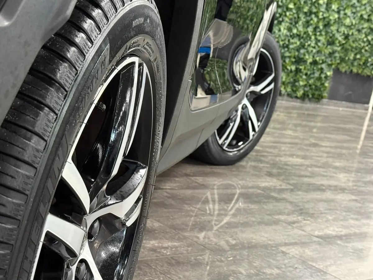 T2 Aut. R-Design Luxury | Vol! | Trekhaak | Schuifdak | 360 Camera | Harman Kardon | All Season banden | Adaptieve Cruise Control | Pilot Assist | Bestuurdersstoel elektrisch geheugen | Stoe