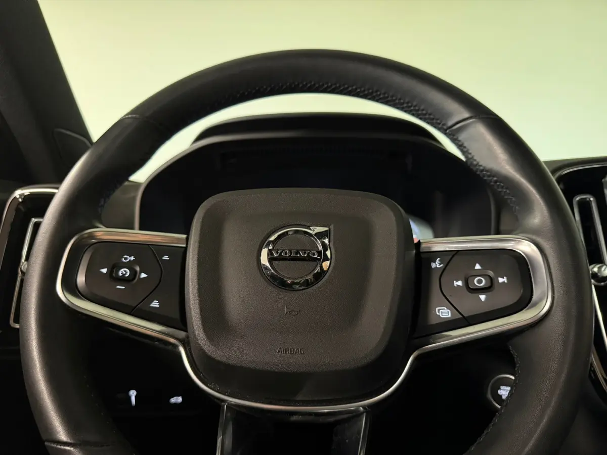 T2 Aut. R-Design Luxury | Vol! | Trekhaak | Schuifdak | 360 Camera | Harman Kardon | All Season banden | Adaptieve Cruise Control | Pilot Assist | Bestuurdersstoel elektrisch geheugen | Stoe