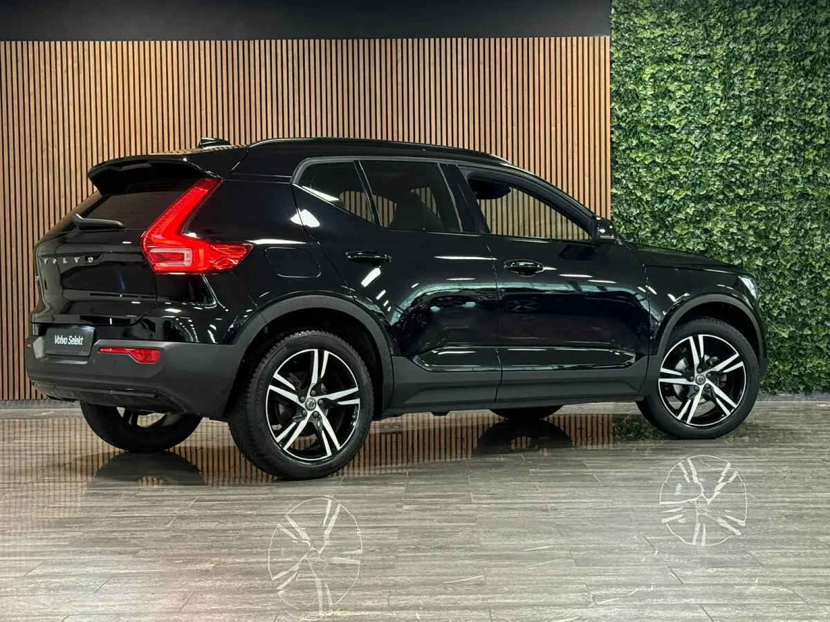 T2 Aut. R-Design Luxury | Vol! | Trekhaak | Schuifdak | 360 Camera | Harman Kardon | All Season banden | Adaptieve Cruise Control | Pilot Assist | Bestuurdersstoel elektrisch geheugen | Stoe