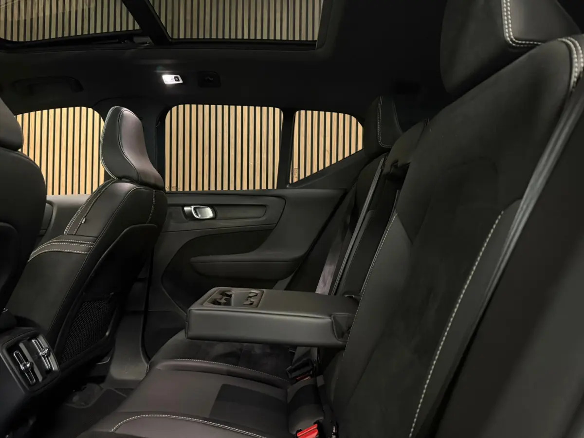 T2 Aut. R-Design Luxury | Vol! | Trekhaak | Schuifdak | 360 Camera | Harman Kardon | All Season banden | Adaptieve Cruise Control | Pilot Assist | Bestuurdersstoel elektrisch geheugen | Stoe