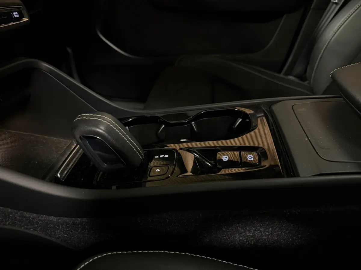 T2 Aut. R-Design Luxury | Vol! | Trekhaak | Schuifdak | 360 Camera | Harman Kardon | All Season banden | Adaptieve Cruise Control | Pilot Assist | Bestuurdersstoel elektrisch geheugen | Stoe