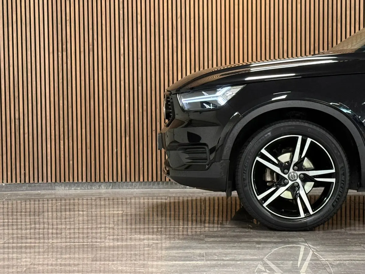 T2 Aut. R-Design Luxury | Vol! | Trekhaak | Schuifdak | 360 Camera | Harman Kardon | All Season banden | Adaptieve Cruise Control | Pilot Assist | Bestuurdersstoel elektrisch geheugen | Stoe