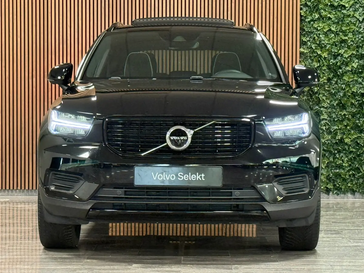 T2 Aut. R-Design Luxury | Vol! | Trekhaak | Schuifdak | 360 Camera | Harman Kardon | All Season banden | Adaptieve Cruise Control | Pilot Assist | Bestuurdersstoel elektrisch geheugen | Stoe