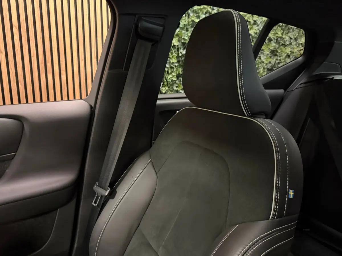 T2 Aut. R-Design Luxury | Vol! | Trekhaak | Schuifdak | 360 Camera | Harman Kardon | All Season banden | Adaptieve Cruise Control | Pilot Assist | Bestuurdersstoel elektrisch geheugen | Stoe