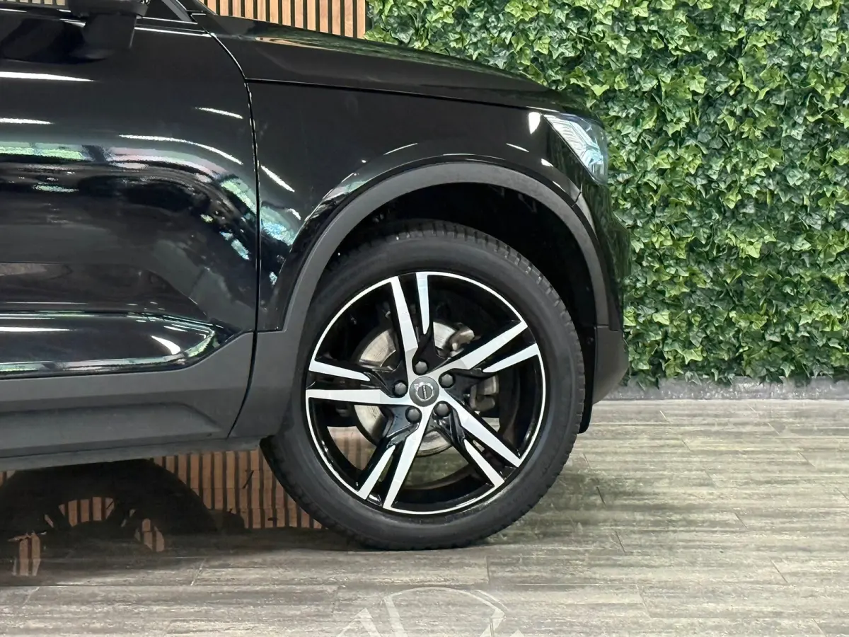 T2 Aut. R-Design Luxury | Vol! | Trekhaak | Schuifdak | 360 Camera | Harman Kardon | All Season banden | Adaptieve Cruise Control | Pilot Assist | Bestuurdersstoel elektrisch geheugen | Stoe