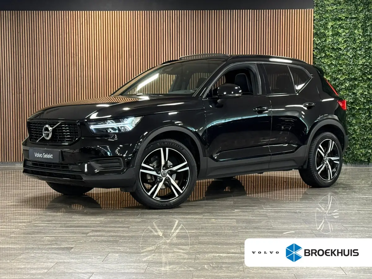 T2 Aut. R-Design Luxury | Vol! | Trekhaak | Schuifdak | 360 Camera | Harman Kardon | All Season banden | Adaptieve Cruise Control | Pilot Assist | Bestuurdersstoel elektrisch geheugen | Stoe