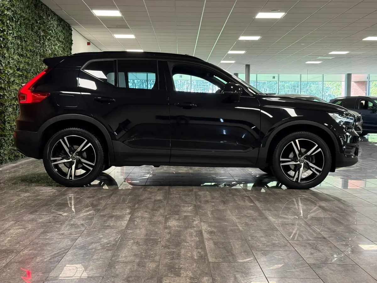 T2 Aut. R-Design Luxury | Vol! | Trekhaak | Schuifdak | 360 Camera | Harman Kardon | All Season banden | Adaptieve Cruise Control | Pilot Assist | Bestuurdersstoel elektrisch geheugen | Stoe