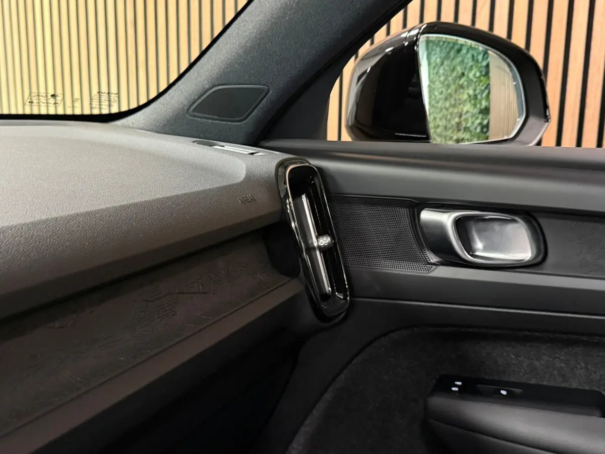 Plus | Trekhaak | All Season banden | Adaptieve Cruise Control | Stoel en Stuurwielverwarming | 19 inch | Parkeercamera | Pilot Assist | BLIS Dode Hoek Detectie | Textiel City Canvas bekledi