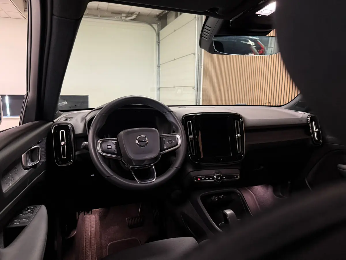 Plus | Trekhaak | All Season banden | Adaptieve Cruise Control | Stoel en Stuurwielverwarming | 19 inch | Parkeercamera | Pilot Assist | BLIS Dode Hoek Detectie | Textiel City Canvas bekledi