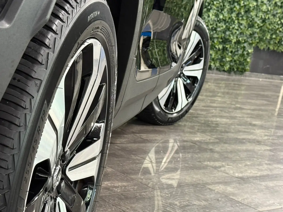 Plus | Trekhaak | All Season banden | Adaptieve Cruise Control | Stoel en Stuurwielverwarming | 19 inch | Parkeercamera | Pilot Assist | BLIS Dode Hoek Detectie | Textiel City Canvas bekledi