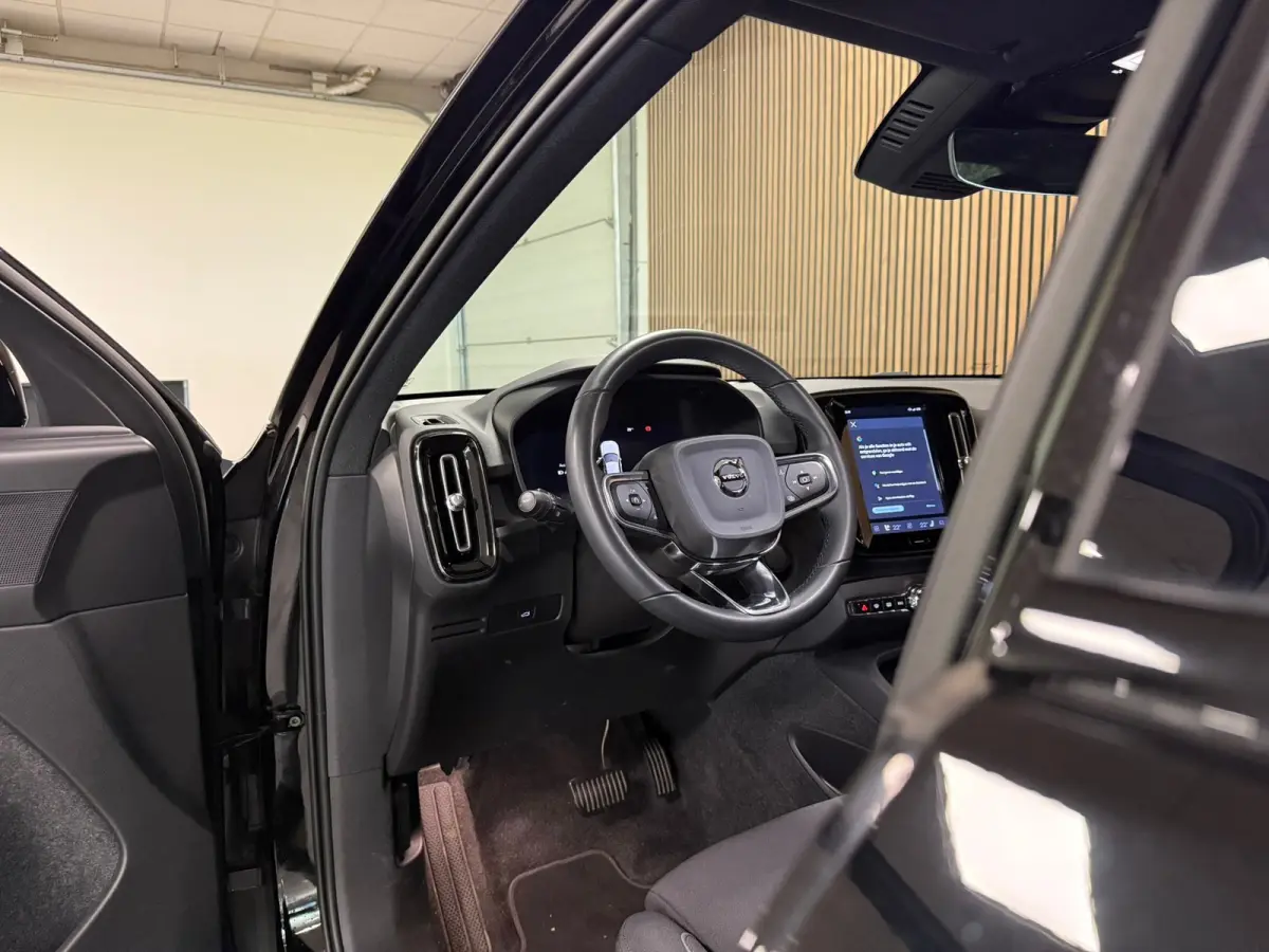 Plus | Trekhaak | All Season banden | Adaptieve Cruise Control | Stoel en Stuurwielverwarming | 19 inch | Parkeercamera | Pilot Assist | BLIS Dode Hoek Detectie | Textiel City Canvas bekledi