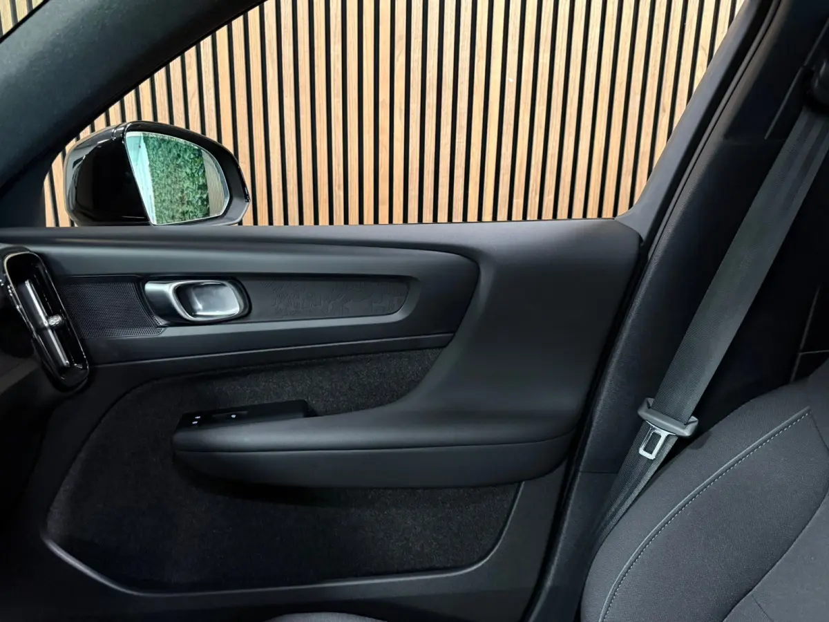 Plus | Trekhaak | All Season banden | Adaptieve Cruise Control | Stoel en Stuurwielverwarming | 19 inch | Parkeercamera | Pilot Assist | BLIS Dode Hoek Detectie | Textiel City Canvas bekledi