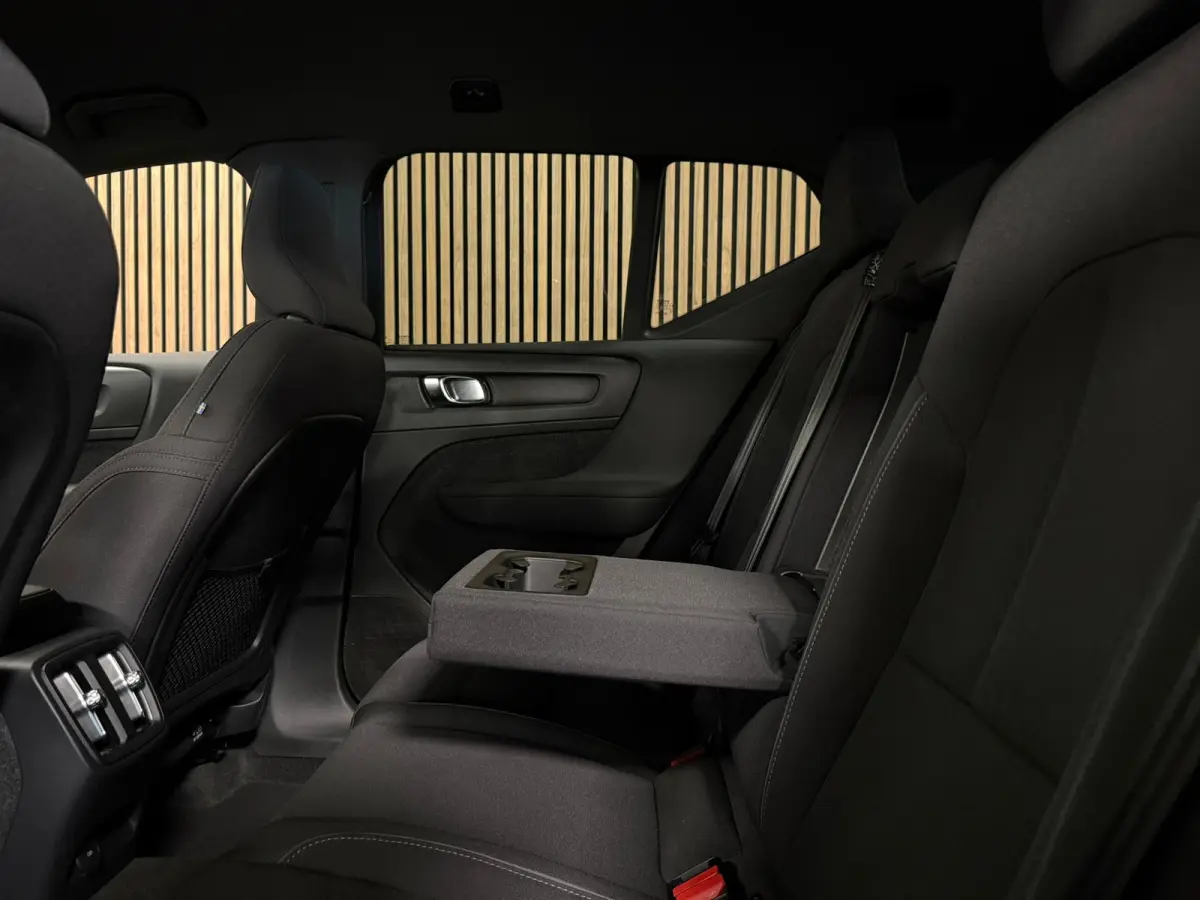 Plus | Trekhaak | All Season banden | Adaptieve Cruise Control | Stoel en Stuurwielverwarming | 19 inch | Parkeercamera | Pilot Assist | BLIS Dode Hoek Detectie | Textiel City Canvas bekledi