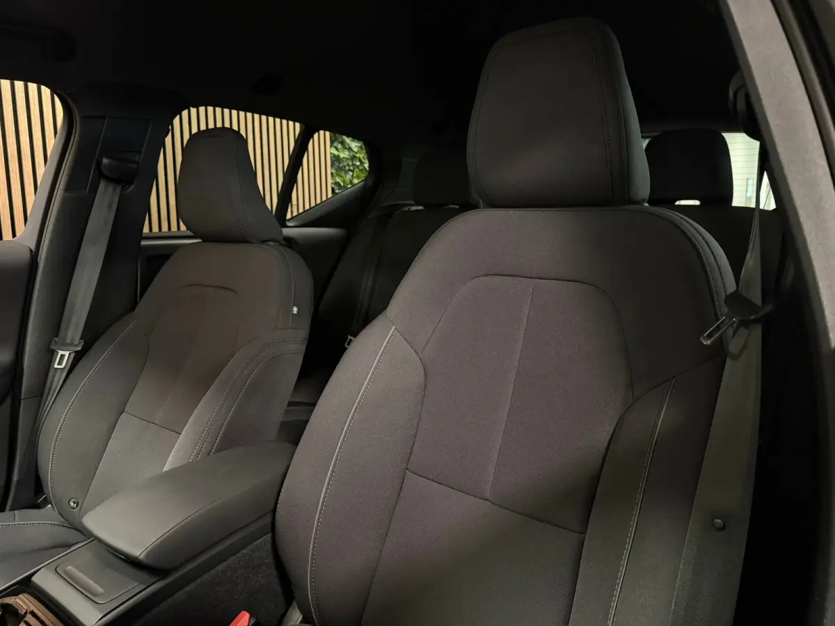 Plus | Trekhaak | All Season banden | Adaptieve Cruise Control | Stoel en Stuurwielverwarming | 19 inch | Parkeercamera | Pilot Assist | BLIS Dode Hoek Detectie | Textiel City Canvas bekledi