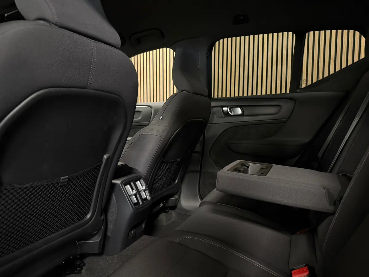 Plus | Trekhaak | All Season banden | Adaptieve Cruise Control | Stoel en Stuurwielverwarming | 19 inch | Parkeercamera | Pilot Assist | BLIS Dode Hoek Detectie | Textiel City Canvas bekledi