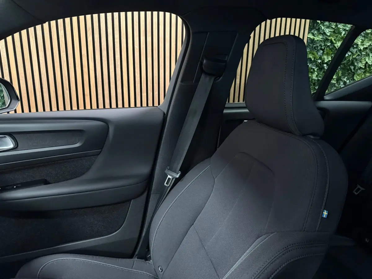 Plus | Trekhaak | All Season banden | Adaptieve Cruise Control | Stoel en Stuurwielverwarming | 19 inch | Parkeercamera | Pilot Assist | BLIS Dode Hoek Detectie | Textiel City Canvas bekledi