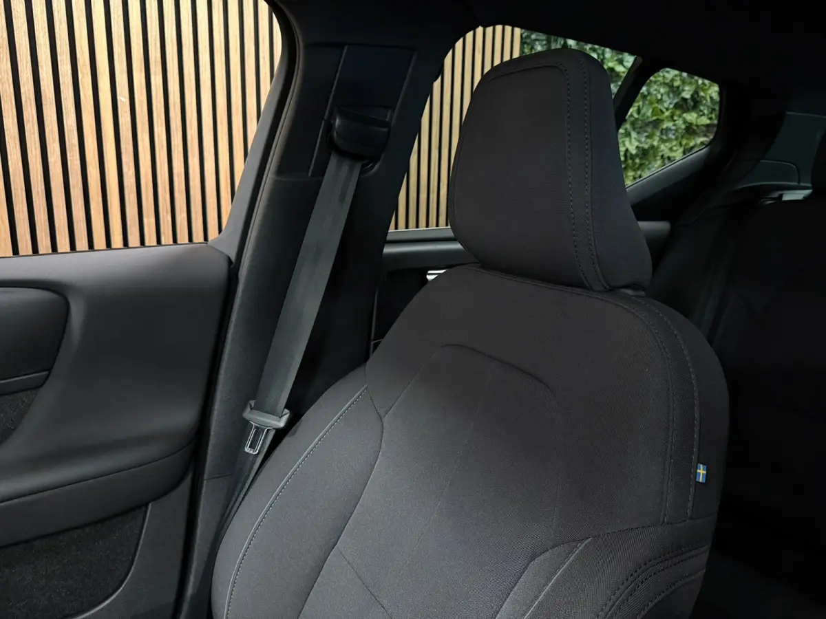 Plus | Trekhaak | All Season banden | Adaptieve Cruise Control | Stoel en Stuurwielverwarming | 19 inch | Parkeercamera | Pilot Assist | BLIS Dode Hoek Detectie | Textiel City Canvas bekledi