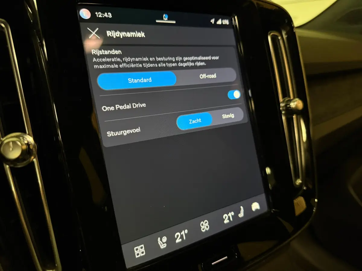 Plus | Trekhaak | All Season banden | Adaptieve Cruise Control | Stoel en Stuurwielverwarming | 19 inch | Parkeercamera | Pilot Assist | BLIS Dode Hoek Detectie | Textiel City Canvas bekledi