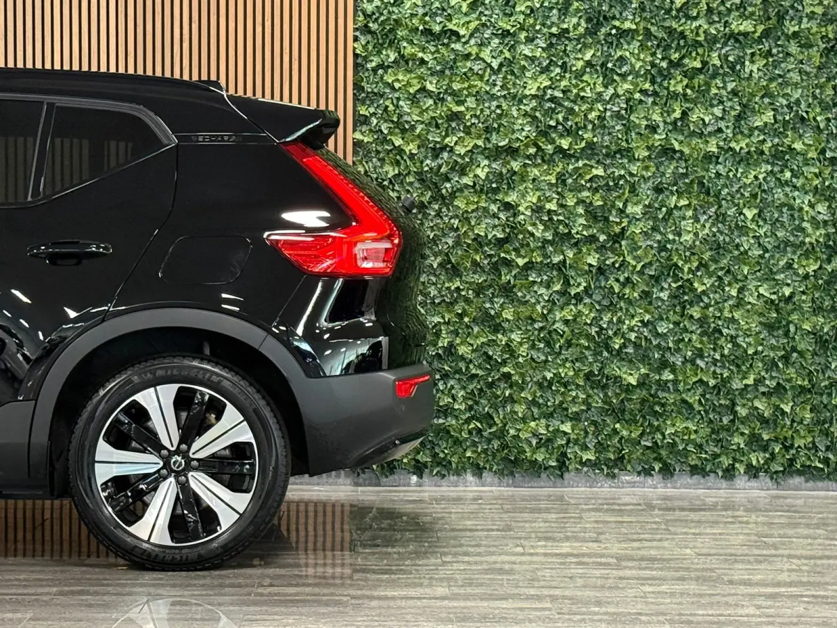 Plus | Trekhaak | All Season banden | Adaptieve Cruise Control | Stoel en Stuurwielverwarming | 19 inch | Parkeercamera | Pilot Assist | BLIS Dode Hoek Detectie | Textiel City Canvas bekledi